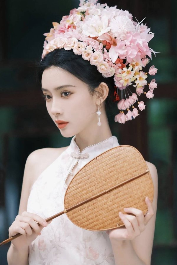 配资挂网 头上簪花+短裙！孟子义这波新中式穿搭，普通女生也能学？