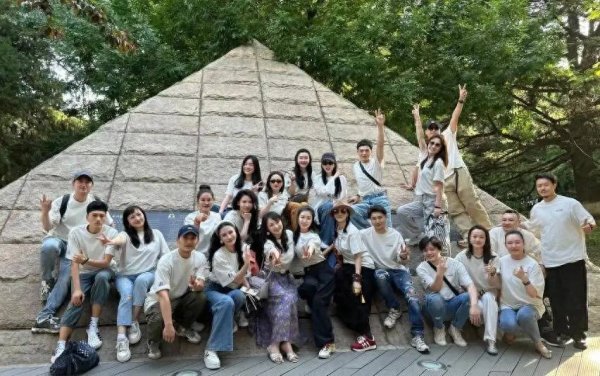 炒股配资首选配资 刘亦菲参加大学班级聚会，帅哥美女齐现身，往事如烟