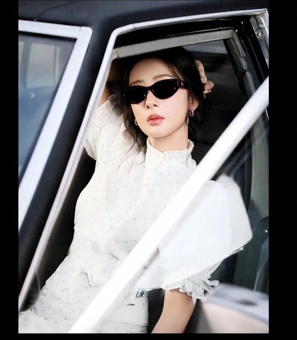 股票配资官网首页 杨紫穿优雅白裙变身职业女性，气质简直绝了！